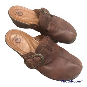 Crocs Cobbler Brown split toe buckle clogs Sz 9